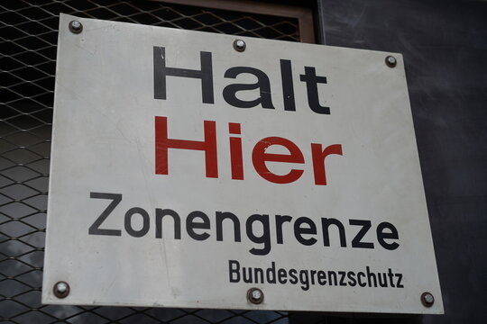 Schild des ehemaligen Bundesgrenzschutzes der BRD im Tr&auml;nenpalast in Berlin am 05.07.2024