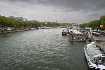 vue de la Seine un jour d'orage dans le centre de Paris en France