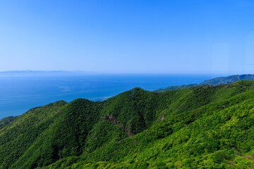 春の新潟県弥彦山から眺める美しい空と海