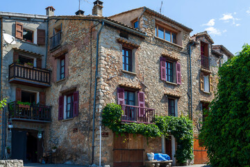 Naklejka premium Saint Julien du Verdon, les gorges du verdon, village touristique Français, photographie de voyage, tourisme, vacances, France