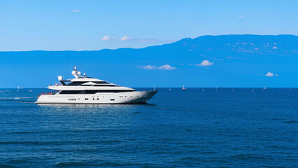 Fototapeta premium arafed white boat in the ocean with mountains in the background