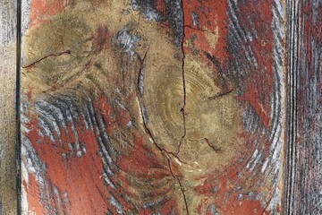 Holzbrett mit verwitterter und abblätternder alter Farbe