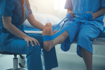 Obraz premium Physical therapists work with patients in close-up clinics. The concept of rehabilitation of physical health, the doctor gives advice to the patient. Ankle problems and muscle injuries