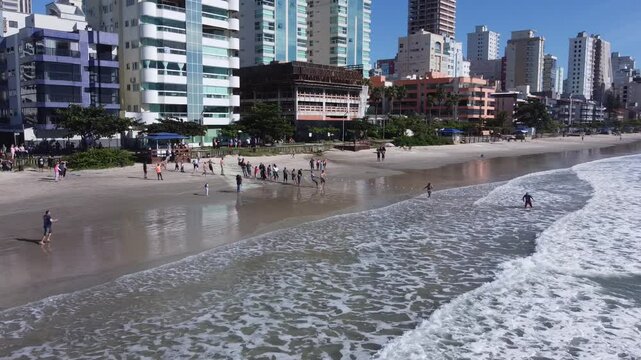 Pescadores puxando a rede na pesca da Tainha em Itapema, santa catarina.