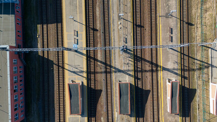 Obraz premium Drone photography of railway and train station during spring day