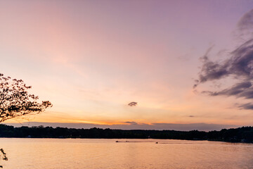 Obraz premium Beautiful sky and lake at sunset. Beautiful orange and blue sky at dawn. Lake Bowen Anchor Park, Inman, SC, USA 