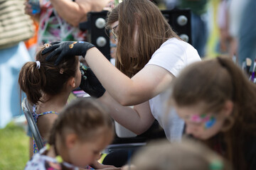 Kindergesichter malen auf dem Fest