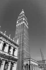 Obraz premium Vertical grayscale shot of St. Mark's Campanile in Venice with clear sky