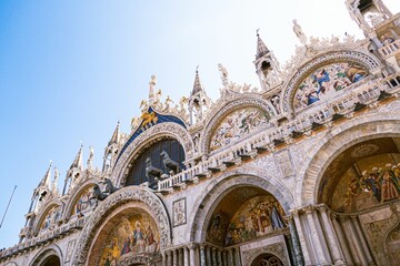 Obraz premium Low-angle shot capturing St. Mark's Basilica in Venice, Italy.