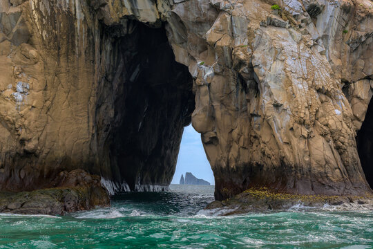 Roca enmarcada en t&uacute;nel de otra roca en el mar - Kiccker rock (le&oacute;n dormido) enmarcado en t&uacute;nel de cerro brujo - Isla San Crist&oacute;bal - Islas Gal&aacute;pagos - Ecuador