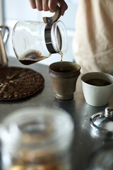 ドリップし終えたコーヒーをカップに注ぐところ