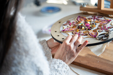 Bordados con Pedrería Fina: Arte y Elegancia en Cada Puntada para Decoración y Moda