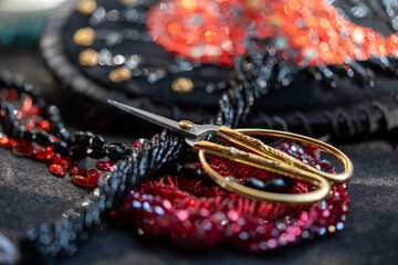 Bordados con Pedrería Fina: Arte y Elegancia en Cada Puntada para Decoración y Moda