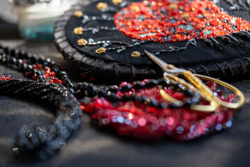 Bordados con Pedrería Fina: Arte y Elegancia en Cada Puntada para Decoración y Moda