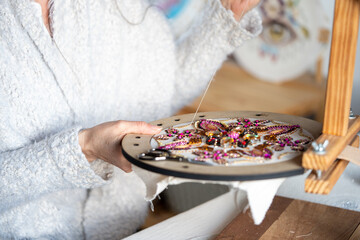 Bordados con Pedrería Fina: Arte y Elegancia en Cada Puntada para Decoración y Moda
