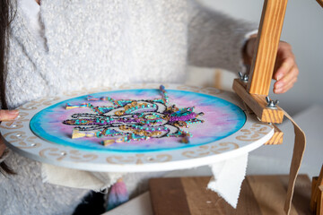 Bordados con Pedrería Fina: Arte y Elegancia en Cada Puntada para Decoración y Moda