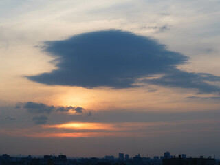 雲の隙間から見える。早朝神戸市内から夜明け