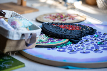 Bordados con pedrería fina