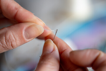 Bordados con Pedrería Fina: Arte y Elegancia en Cada Puntada para Decoración y Moda