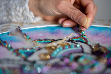 Bordados con Pedrería Fina: Arte y Elegancia en Cada Puntada para Decoración y Moda