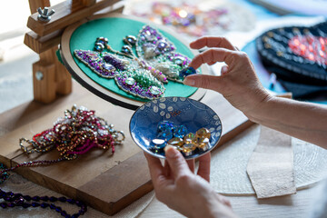 Bordados con Pedrería Fina: Arte y Elegancia en Cada Puntada para Decoración y Moda