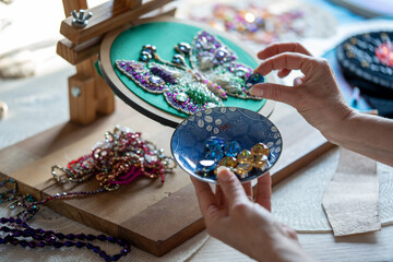 Bordados con Pedrería Fina: Arte y Elegancia en Cada Puntada para Decoración y Moda