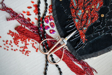 Bordados con Pedrería Fina: Arte y Elegancia en Cada Puntada para Decoración y Moda
