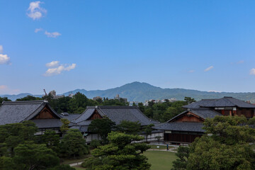 Obraz premium Background landscape of the beauty of Nijo Castle in Kyoto with a clear sky and mountains and trees in summer. nuances of ancient Japanese architecture