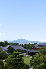 Obraz premium Background landscape of the beauty of Nijo Castle in Kyoto with a clear sky and mountains and trees in summer. nuances of ancient Japanese architecture