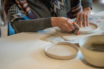 Creación de Piezas Únicas y Tradicionales en un Ambiente Creativo y Colaborativo