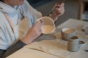Creación de Piezas Únicas y Tradicionales en un Ambiente Creativo y Colaborativo
