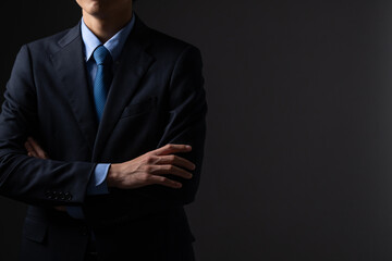 腕組みする男性ビジネスマン