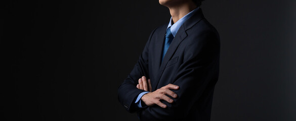 腕組みする男性ビジネスマン