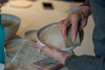 Creación de piezas únicas de cerámica en un ambiente colaborativo y de aprendizaje 