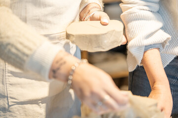 Creación de Piezas Únicas y Tradicionales en un Ambiente Creativo y Colaborativo