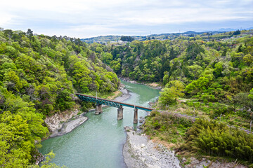 長野県飯田市・天龍峡大橋から見下ろすJR飯田線の鉄橋