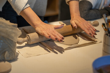 Creación de Piezas Únicas y Tradicionales en un Ambiente Creativo y Colaborativo