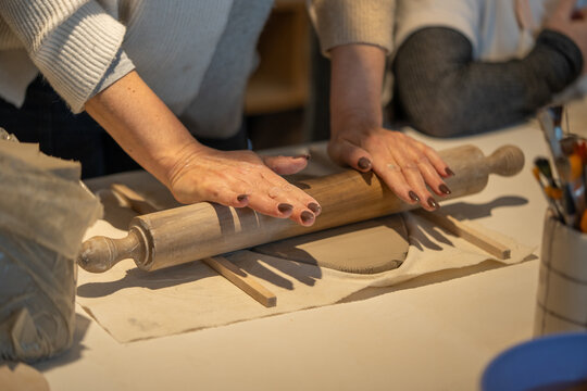 Creación de Piezas Únicas y Tradicionales en un Ambiente Creativo y Colaborativo