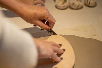 Creación de Piezas Únicas y Tradicionales en un Ambiente Creativo y Colaborativo
