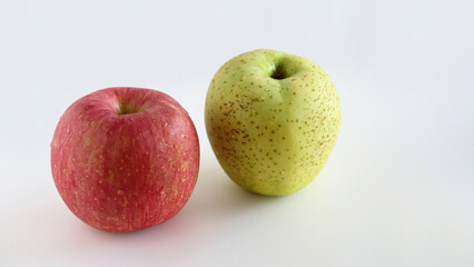 Comparison of green apple Orin and red apple Fuji