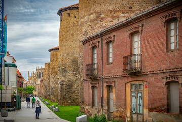 Ciudad historica de Leon en  España con murallas romanas y catedral gotica
