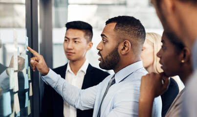 Obraz premium Business, people and glass with sticky notes conversation in office, corporate employees and brainstorming together. Strategy, planning and idea or company collaboration project, teamwork and meeting