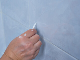 Image of the process of filling the seams of tiled mosaic.