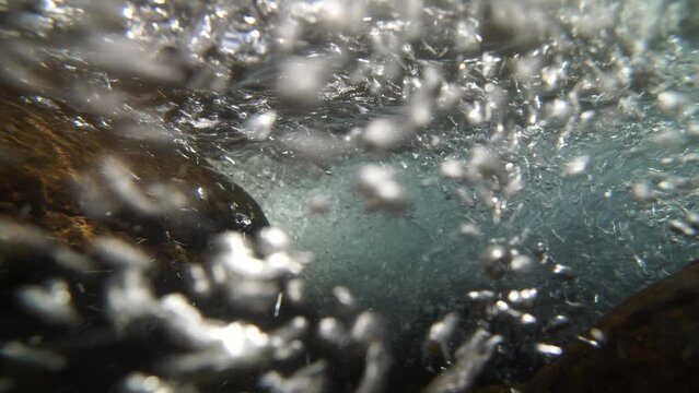 泡立つ清流の水中映像