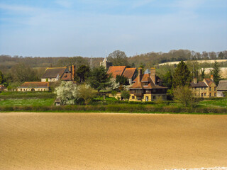 Obraz premium View of the small hamlet of Luddesdown in the fields of the Kentish Downs, UK