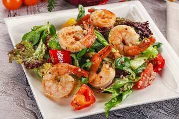 Salad with prawn and quinoa