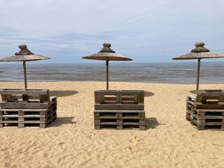 Liegen und Schirme am Strand der Nordsee in Cuxhaven