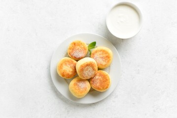 Cottage cheese pancakes (syrniki or curd fritters)