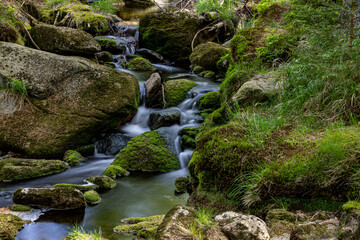 Wodospad to mniej znana sztucznie utworzona kaskada na potoku , tuż przy Drodze Sudeckiej pod Świeradowem Zdrój. © Jarekfoto