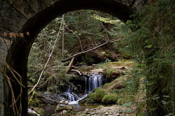 Wodospad Poidło to mniej znana sztucznie utworzona kaskada na potoku Wodopój, tuż przy Drodze Sudeckiej pod Świeradowem Zdrój. © Jarekfoto